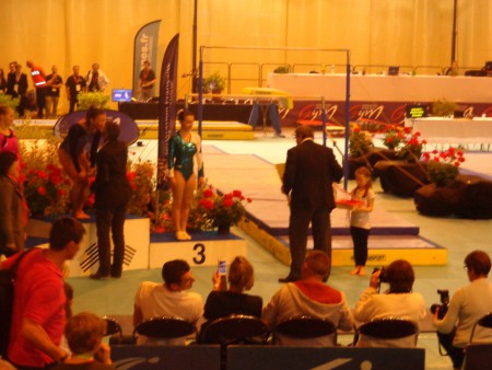 Chloé porte les médailles des championnes de France à Rennes